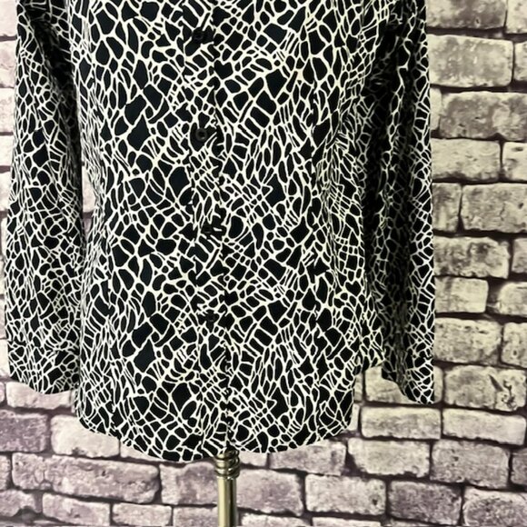 Chico's Black & White No-Iron Button Down Blouse Size M - Picture 3 of 9